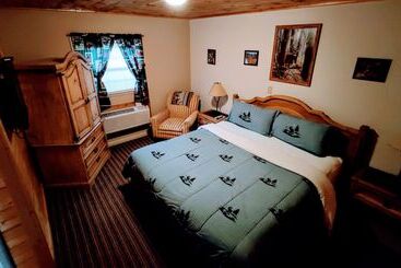 هتل Smoky Falls Lodge