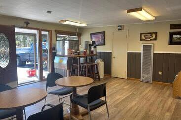 Saddle & Surrey Motel