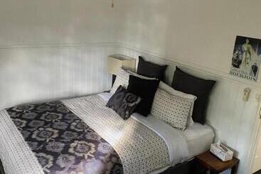 Creek Cottage Bed And Breakfast Traralgon