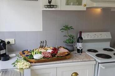 Creek Cottage Bed And Breakfast Traralgon