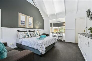 Creek Cottage Bed And Breakfast Traralgon
