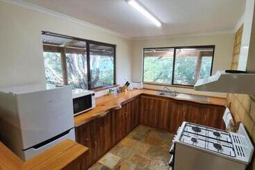 هتل Little River Farm Cottages
