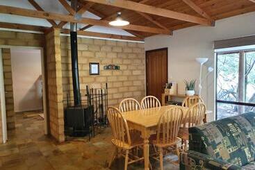 هتل Little River Farm Cottages