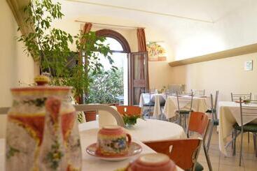 تختخواب و صبحانه Ostello Villa Redenta