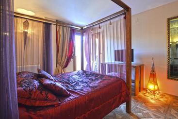 Hostal Mont Royal