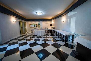 هتل Capital With Private Wellness