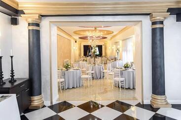 هتل Capital With Private Wellness