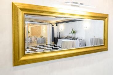 هتل Capital With Private Wellness
