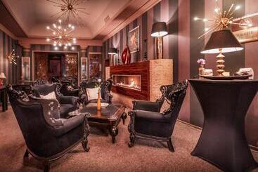 هتل Capital With Private Wellness