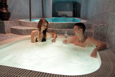 هتل Capital With Private Wellness