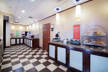 هتل Hampton Inn Linden