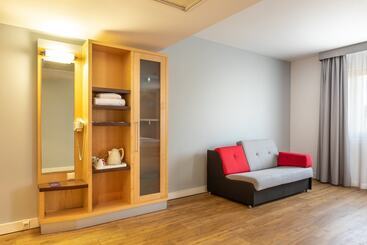 هتل Holiday Inn Express Lisbon Oeiras, An Ihg