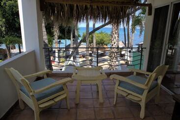 استراحتگاه La Concha Beach Hotel & Club