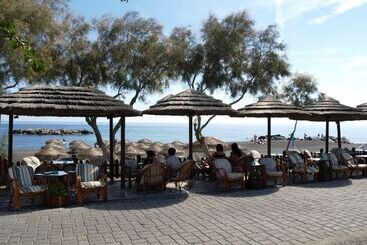 هتل Levante Beach