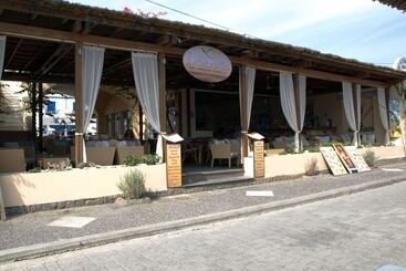 هتل Levante Beach