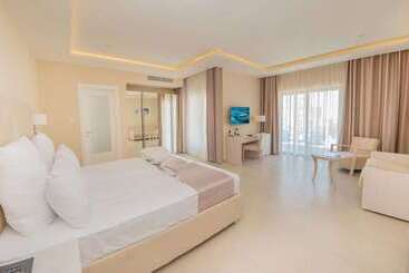 Maritim Antonine Hotel & Spa