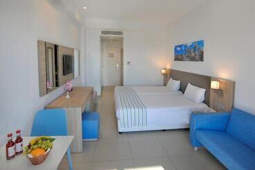 Nissiana Hotel & Bungalows