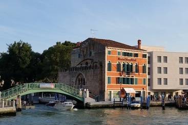 هتل Santa Chiara