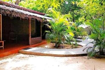 هتل Naaval Beach Villa & Rooms