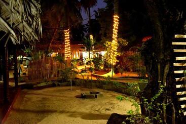 هتل Naaval Beach Villa & Rooms
