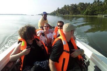 هتل Naaval Beach Villa & Rooms