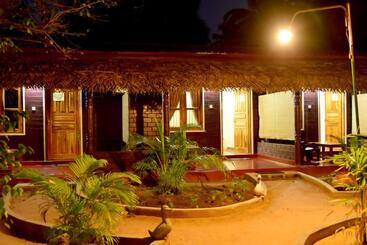 هتل Naaval Beach Villa & Rooms