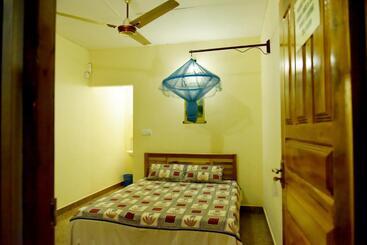 هتل Naaval Beach Villa & Rooms