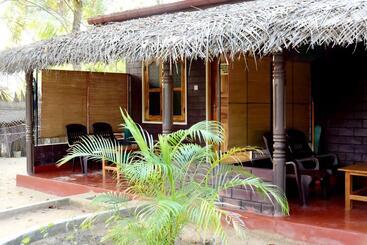 هتل Naaval Beach Villa & Rooms