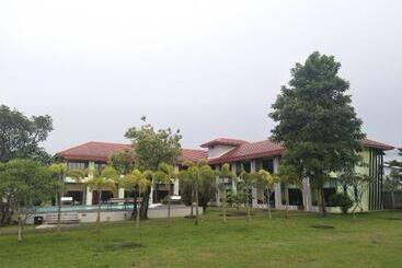 استراحتگاه Roomquest Chonburi Phanat Nikhom
