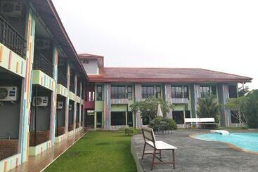 استراحتگاه Roomquest Chonburi Phanat Nikhom