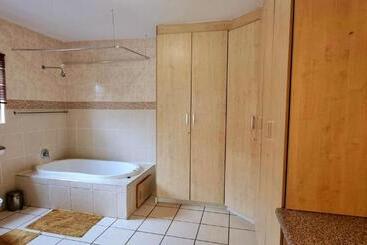 هتل Asda Guesthouse