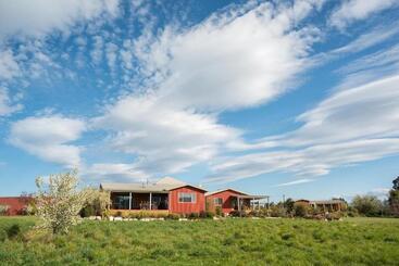 هتل Eden's Edge Lodge