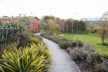 هتل Eden's Edge Lodge