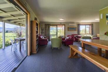 هتل Eden's Edge Lodge