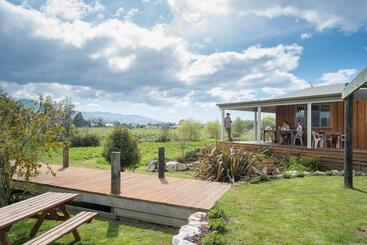 هتل Eden's Edge Lodge