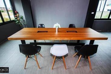 هتل The Logbook Room And Cafe