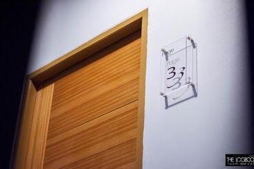 هتل The Logbook Room And Cafe