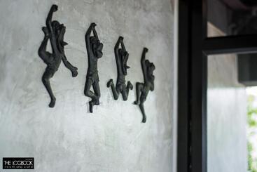 هتل The Logbook Room And Cafe