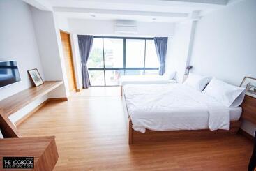 هتل The Logbook Room And Cafe