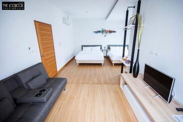 هتل The Logbook Room And Cafe