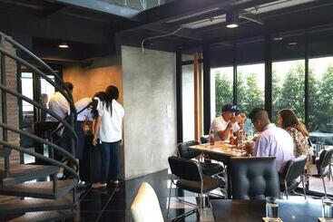 هتل The Logbook Room And Cafe