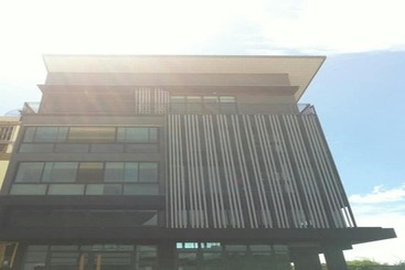 هتل The Logbook Room And Cafe
