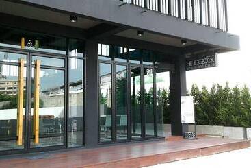 هتل The Logbook Room And Cafe