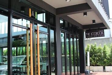 هتل The Logbook Room And Cafe