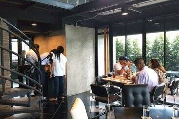 هتل The Logbook Room And Cafe