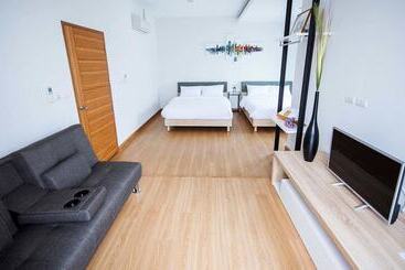 هتل The Logbook Room And Cafe