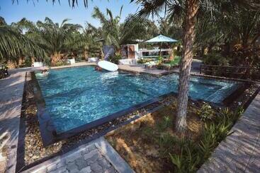 Palm Pran Resort