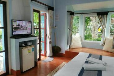 Baanmontra Beach Resort   Bankrut