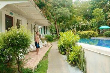 Baanmontra Beach Resort   Bankrut