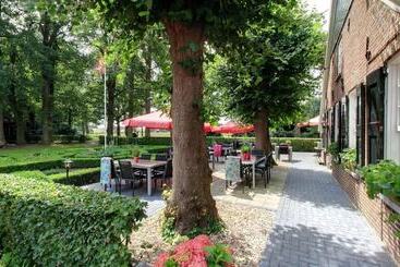 هتل Boerderij Restaurant De Gloepe